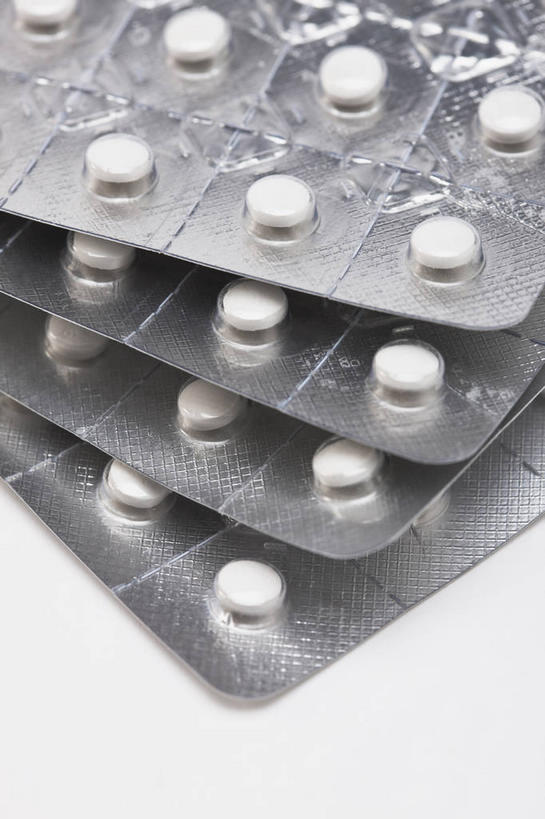 无人,竖图,俯视,室内,特写,白天,白色背景,安全,桌子,静物,许多,阴影,反射,药剂,药丸,影子,塑料,防护,药片,盒子,排列,白色,包装盒,容器,塑料制品,药品,治疗,摄影,影棚,储藏,保护,药物,医疗,储存,保险,预防,摆列,平安,彩图,高角度拍摄,影棚拍摄,拍摄,吸塑包装盒,布列,分列,贮存