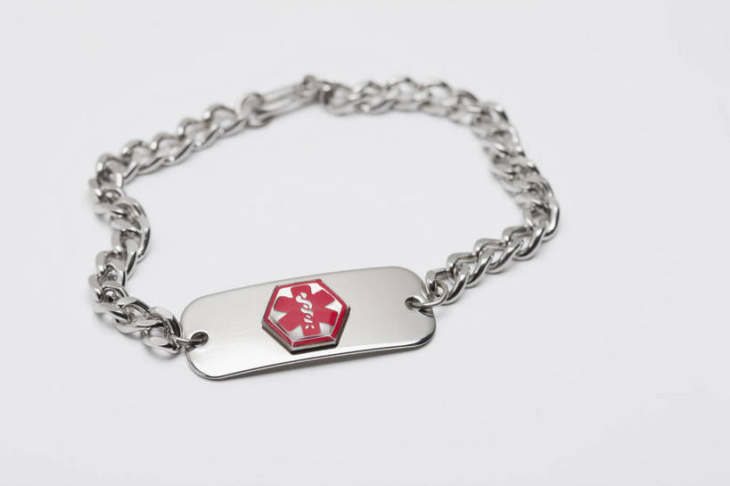 无人,横图,俯视,室内,特写,白天,白色背景,桌面,桌子,静物,金属制品,阴影,反射,金属,影子,手链,摄影,影棚,徽章,医疗器械,医疗工具,警报,彩图,高角度拍摄,影棚拍摄,拍摄