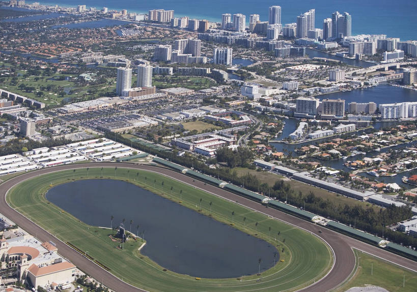 无人,体育馆,高楼大厦,运动场,横图,俯视,航拍,室外,白天,度假,草地,草坪,海浪,海洋,美景,植物,城市风光,标志建筑,城市,大厦,地标,建筑,摩天大楼,美国,景观,浪花,建筑群,娱乐,建设,体育场,草,树,树木,绿色,自然,海水,享受,休闲,景色,放松,生长,成长,北美,北美洲,鸟瞰,美洲,海景,佛罗里达,佛罗里达州,迈阿密,佛州,阳光州,北亚美利加洲,亚美利加洲,运动馆,大海,风浪,海,海水的波动,近岸浪,涌浪,彩图,高角度拍摄,大楼,高层建筑,高楼,摩天楼,县治,戴德县,迈阿密.戴德县