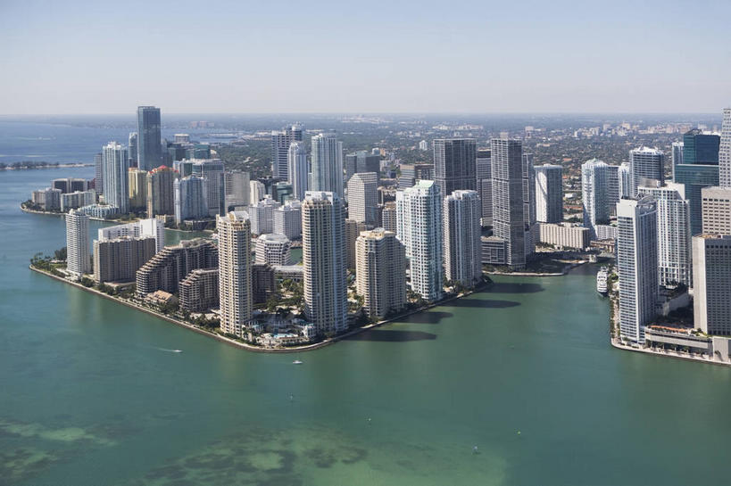 无人,高楼大厦,横图,全景,俯视,航拍,室外,白天,度假,海浪,海洋,美景,天际线,植物,城市风光,标志建筑,城市,大厦,地标,建筑,摩天大楼,美国,阴影,光线,影子,景观,浪花,建筑群,娱乐,建设,树,树木,蓝色,绿色,蓝天,天空,阳光,自然,海水,天,享受,休闲,景色,放松,生长,晴朗,成长,北美,北美洲,鸟瞰,美洲,海景,佛罗里达,佛罗里达州,迈阿密,佛州,阳光州,万里无云,北亚美利加洲,亚美利加洲,大海,风浪,海,海水的波动,近岸浪,涌浪,晴空,晴空万里,彩图,高角度拍摄,大楼,高层建筑,高楼,摩天楼,县治,戴德县,迈阿密.戴德县