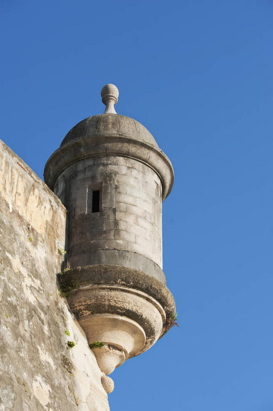 无人,竖图,室外,白天,仰视,旅游,度假,名胜古迹,标志建筑,道路,地标,建筑,遗迹,信息,堡垒,城堡,灯塔,交通,方向,古迹,文物,娱乐,建设,古建筑,蓝色,蓝天,天空,天,享受,休闲,旅游胜地,放松,晴朗,引导,指引,北美,北美洲,要塞,美洲,古文明,万里无云,北亚美利加洲,亚美利加洲,波多黎各,波多黎各自由邦,莫罗古堡,航标,设防,晴空,晴空万里,彩图,低角度拍摄,导航