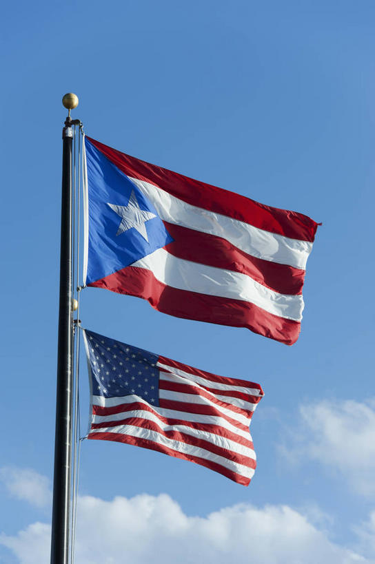 无人,竖图,室外,特写,白天,仰视,旗帜,国旗,两面,阴影,光线,旗杆,影子,云,云朵,云彩,星条旗,蓝色,白云,蓝天,天空,阳光,天,南美,美国国旗,晴朗,南美洲,西印度群岛,拉丁美洲,美洲,圣胡安,首府,亚美利加洲,南亚美利加洲,圣胡安市,波多黎各,波多黎各自由邦,大安的列斯群岛,旗,晴空,彩图,低角度拍摄,美利坚合众国国旗