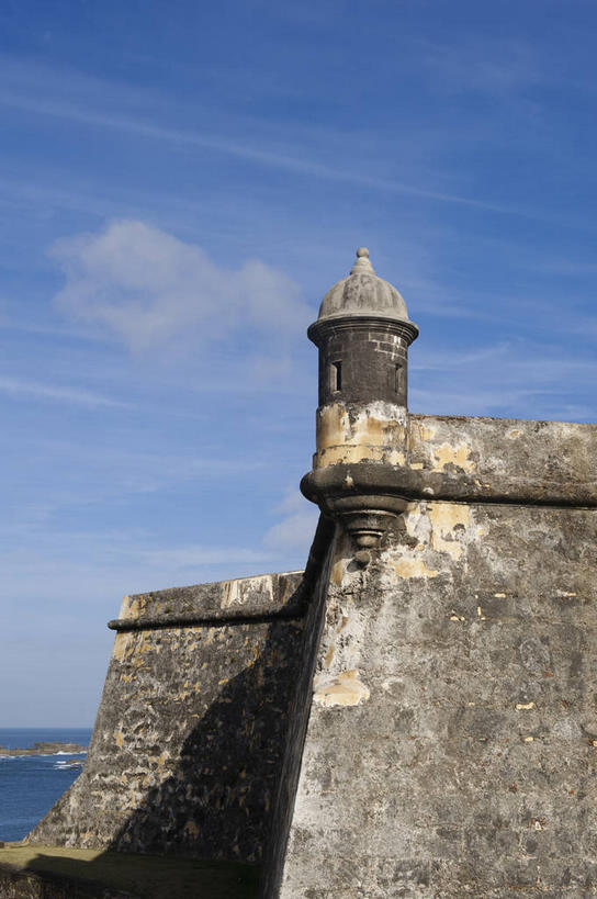 无人,竖图,室外,白天,仰视,旅游,度假,海浪,海洋,名胜古迹,标志建筑,道路,地标,建筑,遗迹,信息,堡垒,城堡,浪花,云,云朵,灯塔,交通,云彩,方向,古迹,文物,娱乐,建设,古建筑,蓝色,白云,蓝天,天空,海水,天,享受,休闲,旅游胜地,放松,晴朗,引导,指引,北美,北美洲,要塞,美洲,海景,古文明,北亚美利加洲,亚美利加洲,波多黎各,波多黎各自由邦,莫罗古堡,航标,设防,大海,风浪,海,海水的波动,近岸浪,涌浪,晴空,彩图,低角度拍摄,导航