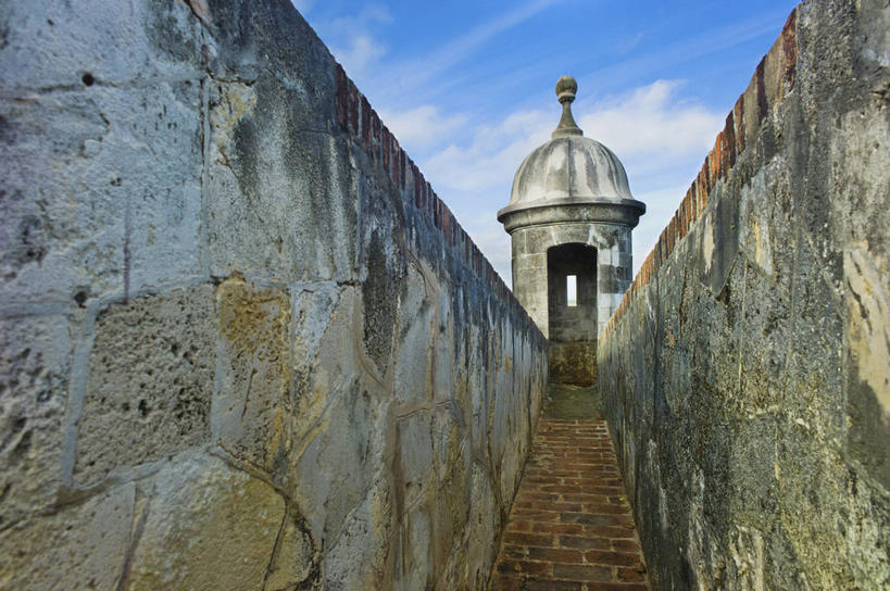 无人,横图,室外,白天,正面,旅游,度假,名胜古迹,标志建筑,地标,建筑,阴影,遗迹,光线,影子,堡垒,城堡,云,云朵,云彩,古迹,文物,娱乐,建设,古建筑,蓝色,白云,蓝天,天空,阳光,天,享受,休闲,旅游胜地,放松,晴朗,北美,北美洲,要塞,美洲,古文明,北亚美利加洲,亚美利加洲,波多黎各,波多黎各自由邦,莫罗古堡,设防,晴空,彩图