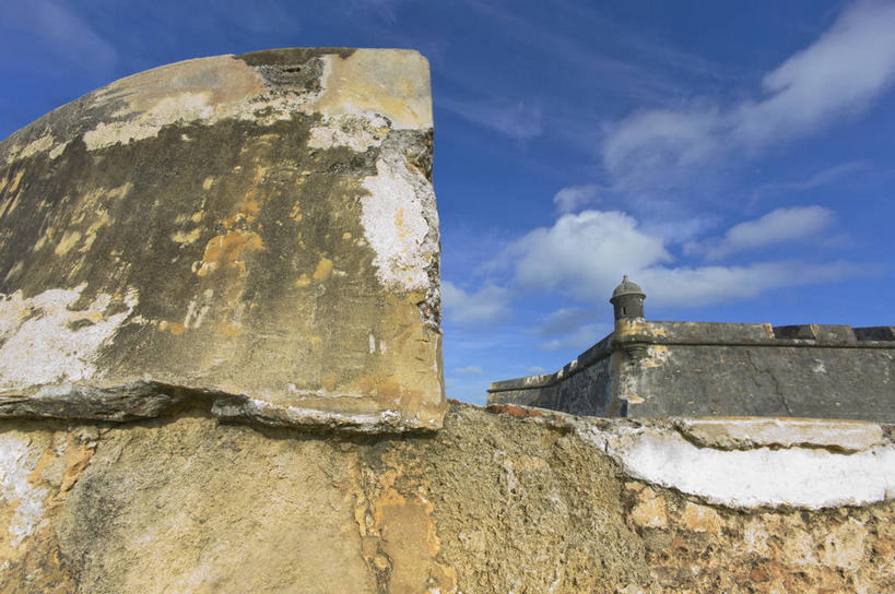 无人,横图,室外,白天,仰视,旅游,度假,草地,草坪,石头,名胜古迹,植物,标志建筑,地标,建筑,阴影,遗迹,光线,石子,影子,堡垒,城堡,云,云朵,云彩,古迹,文物,娱乐,建设,古建筑,草,蓝色,绿色,白云,蓝天,天空,阳光,天,享受,休闲,旅游胜地,放松,晴朗,北美,北美洲,要塞,美洲,古文明,北亚美利加洲,亚美利加洲,波多黎各,波多黎各自由邦,莫罗古堡,设防,石块,岩石,晴空,彩图,低角度拍摄