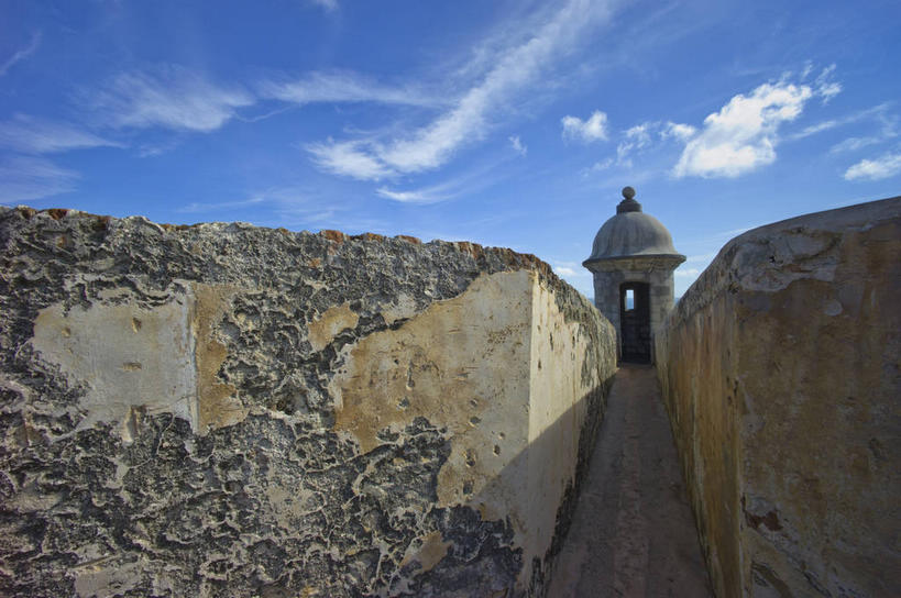 无人,横图,室外,白天,正面,旅游,度假,石头,名胜古迹,标志建筑,地标,建筑,遗迹,石子,堡垒,城堡,云,云朵,走道,走廊,过道,云彩,古迹,文物,娱乐,建设,古建筑,蓝色,白云,蓝天,天空,天,享受,休闲,旅游胜地,放松,晴朗,北美,北美洲,要塞,美洲,古文明,北亚美利加洲,亚美利加洲,波多黎各,波多黎各自由邦,莫罗古堡,设防,石块,岩石,晴空,彩图