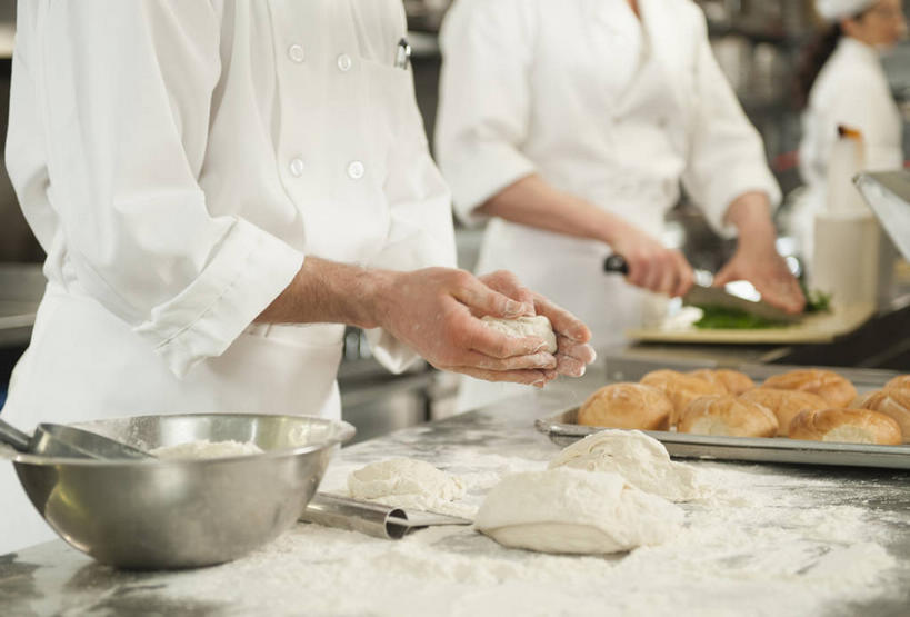 点心,面包,西方人,三个人,伙伴,朋友,厨师,餐厅,站,横图,室内,白天,正面,工作服,制服,友谊,合作,团队,厨房,蔬菜,餐具,金属制品,欧洲,欧洲人,切开,握,朦胧,模糊,新鲜,金属,碟子,粉末,工具,盘,面粉,食品,面点,案板,刀具,拿,粮食,拿着,砧板,食物,糕点,白色,盘子,容器,碟,碗,刀,切,站着,粉,战略,握着,有机食品,绿色食品,储藏,农产品,储存,菜刀,剖面,原材料,切面,联合,合谋,粉状,切菜刀,工作制服,配合,协作,男人,男性,年轻女性,女人,女性,中年男性,白种人,厨师长,厨子,大厨,主厨,站立,半身,彩图,工作套服,灶间,餐馆,饭店,饭馆,贮存