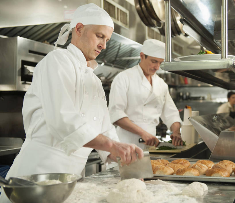 点心,面包,西方人,两个人,伙伴,朋友,厨师,餐厅,站,横图,室内,白天,正面,工作服,制服,友谊,合作,团队,厨房,蔬菜,餐具,帽子,金属制品,欧洲,欧洲人,切开,握,朦胧,模糊,新鲜,金属,碟子,粉末,工具,盘,面粉,食品,面点,案板,刀具,拿,粮食,拿着,注视,砧板,食物,糕点,白色,盘子,容器,碟,碗,刀,观察,看,切,站着,粉,战略,握着,有机食品,绿色食品,观看,储藏,农产品,察看,储存,关注,菜刀,厨师帽,剖面,原材料,切面,联合,合谋,粉状,切菜刀,工作制服,配合,协作,男人,男性,中年男性,白种人,厨师长,厨子,大厨,主厨,站立,半身,彩图,工作套服,灶间,餐馆,饭店,饭馆,贮存