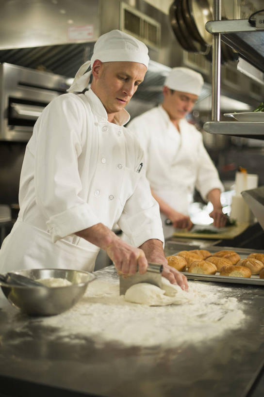 点心,面包,西方人,两个人,伙伴,朋友,厨师,餐厅,站,竖图,室内,白天,正面,工作服,制服,友谊,合作,团队,厨房,蔬菜,餐具,帽子,金属制品,欧洲,欧洲人,切开,握,朦胧,模糊,新鲜,金属,碟子,粉末,工具,盘,面粉,食品,面点,案板,刀具,拿,粮食,拿着,注视,砧板,食物,糕点,白色,盘子,容器,碟,碗,刀,观察,看,切,站着,粉,战略,握着,有机食品,绿色食品,观看,储藏,农产品,察看,储存,关注,菜刀,厨师帽,剖面,原材料,切面,联合,合谋,粉状,切菜刀,工作制服,配合,协作,男人,男性,中年男性,白种人,厨师长,厨子,大厨,主厨,站立,半身,彩图,工作套服,灶间,餐馆,饭店,饭馆,贮存