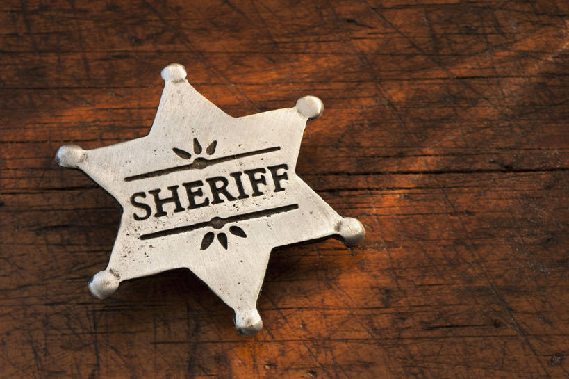 无人,横图,俯视,室内,特写,白天,桌面,桌子,静物,阴影,反射,木制,英文,标志,文字,影子,字符,字母,星星,标识,一个,木制品,星形,摄影,影棚,单个,英文字母,徽章,警徽,五角形,五角星,彩图,高角度拍摄,影棚拍摄,拍摄