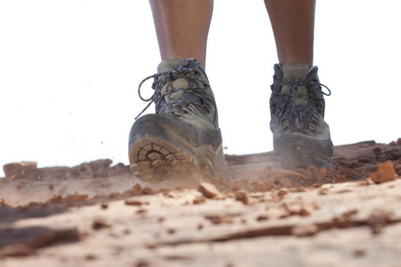 西方人,一个人,走,横图,室外,特写,白天,正面,运动鞋,旅游,度假,美景,沙漠,道路,路,鞋子,欧洲,欧洲人,仅一个男性,仅一个人,阴影,光线,影子,景观,小路,交通,娱乐,仅一个年轻男性,阳光,自然,享受,休闲,景色,放松,乡间小路,休闲鞋,自然风光,登山鞋,男人,男性,年轻男性,白种人,大漠,砂漠,步行,散步,走路,半身,彩图