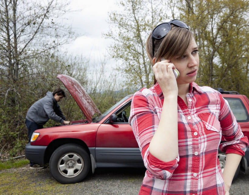 西方人,两个人,站,打电话,横图,室外,白天,正面,爱情,失败,植物,道路,路,越野车,汽车,电话,手机,欧洲,欧洲人,弯腰,握,阴影,服装,沮丧,光线,墨镜,眼镜,影子,云,云朵,小路,交通,浪漫,拿,听,云彩,拿着,注视,休闲装,通讯设备,手叉腰,车,树,树木,衣服,红色,蓝色,绿色,白云,蓝天,天空,阳光,自然,太阳镜,太阳眼镜,交通工具,天,叉腰,观察,看,站着,休闲,难受,温暖,温馨,休闲服,遮阳镜,恩爱,无奈,握着,恋人,服饰,生长,晴朗,成长,观看,失望,悲伤,和睦,察看,伤心,难过,关注,载具,失落,四驱车,颓废,一部,挫败,受挫,落败,落空,错过,失足,失意,失策,失算,颓丧,衰颓,悲哀,懊丧,颓靡,气馁,丧气,弯身,单手叉腰,败北,挫折,交流,失利,男人,男性,年轻男性,年轻女性,女人,女性,白种人,情侣,晴空,沟通,通话,站立,半身,彩图,伴侣,融洽