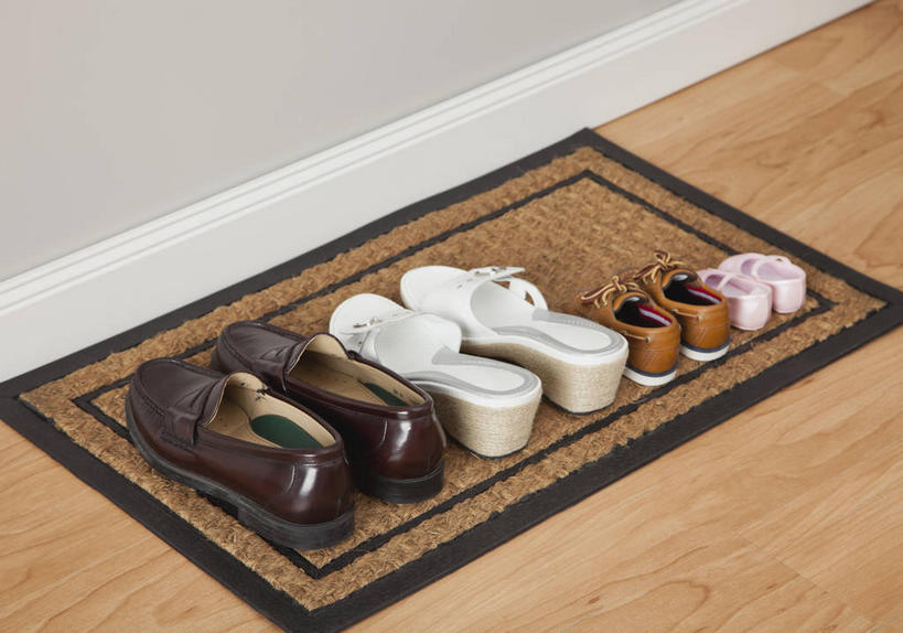 无人,横图,俯视,室内,特写,白天,鞋,地板,静物,鞋子,纺织品,一排,阴影,整齐,反射,毯子,影子,墙,皮革,地面,木地板,墙壁,墙面,纺织,排列,垫子,四双,队列,门垫,彩图,高角度拍摄,皮鞋