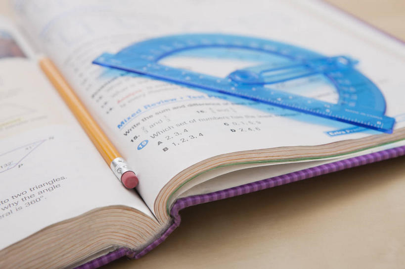 无人,横图,俯视,室内,特写,白天,桌子,静物,书籍,一本,阴影,朦胧,模糊,反射,测量,笔,影子,刻度,办公用品,书桌,文具,黄色,蓝色,尺,课桌,铅笔,塑料制品,学习用品,角度,测量工具,量角器,文具用品,一支,尺子,衡量,绘图,比例,测绘,量具,量仪,标度,量角尺,书,图书,彩图,高角度拍摄