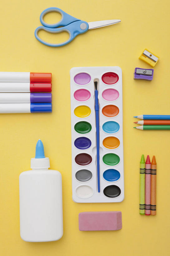 无人,竖图,俯视,彩色,室内,特写,白天,桌子,静物,许多,修剪,阴影,反射,笔,工具,剪刀,蜡笔,影子,手工,办公用品,很多,书桌,文具,黄色,课桌,橡皮,学习用品,五颜六色,裁剪,文具用品,橡皮擦,色彩斑斓,胶水,剪子,卷笔刀,剪裁,切割,粘合剂,五彩缤纷,削笔刀,手工艺,削笔机,五彩斑斓,五光十色,胶黏剂,胶粘剂,黏合剂,美术工艺,彩图,高角度拍摄