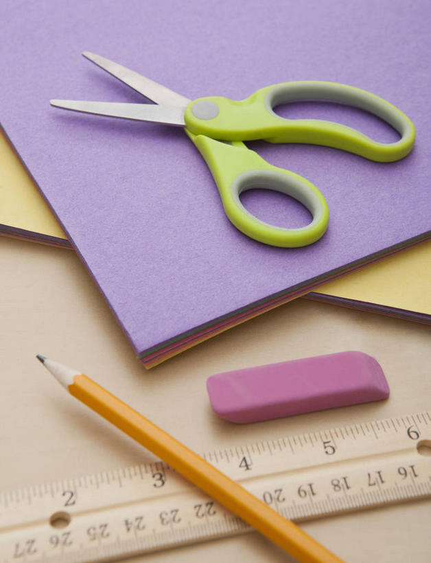 无人,竖图,俯视,室内,特写,白天,桌子,静物,一把,修剪,阴影,反射,测量,笔,工具,剪刀,影子,刻度,办公用品,书桌,文具,尺,课桌,铅笔,塑料制品,橡皮,学习用品,直尺,测量工具,裁剪,文具用品,橡皮擦,一支,尺子,剪子,衡量,绘图,剪裁,切割,比例,测绘,量具,量仪,塑料尺,标度,彩图,高角度拍摄