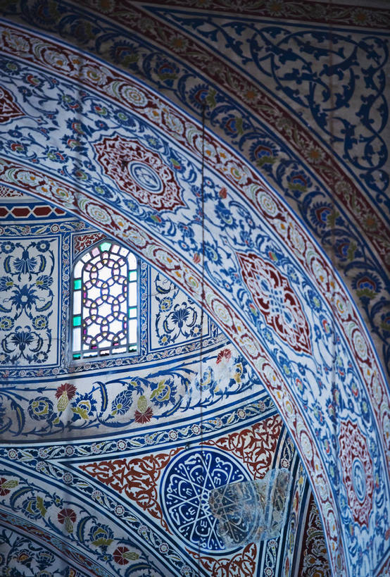 无人,竖图,室内,白天,仰视,旅游,度假,绘画,名胜古迹,标志建筑,地标,建筑,土耳其,亚洲,节日,遗迹,艺术,装饰,墙,首都,古迹,文化,文物,娱乐,建设,古建筑,壁画,墙壁,墙面,祈祷,享受,休闲,健康,旅游胜地,放松,许愿,宗教,信仰,纪念,华丽,修饰,祈求,点缀,伊斯兰教,清真寺,西亚,古文明,伊斯坦布尔,衬托,美观,雅致,雅观,蓝色清真寺,素檀何密清真寺,苏丹艾哈迈德清真寺,平安,画画,彩图,低角度拍摄,土耳其共和国