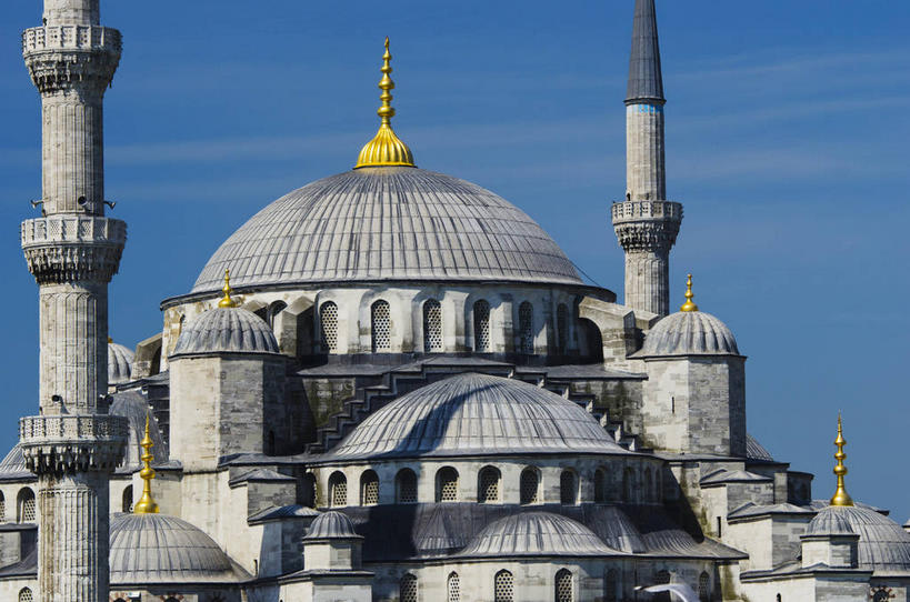 无人,横图,室外,白天,正面,旅游,度假,名胜古迹,标志建筑,地标,建筑,土耳其,亚洲,阴影,节日,遗迹,光线,影子,墙,云,云朵,首都,云彩,古迹,文化,文物,娱乐,建设,古建筑,墙壁,墙面,蓝色,白云,蓝天,天空,阳光,天,祈祷,享受,休闲,健康,旅游胜地,放松,许愿,宗教,信仰,晴朗,纪念,祈求,伊斯兰教,清真寺,西亚,古文明,伊斯坦布尔,蓝色清真寺,素檀何密清真寺,苏丹艾哈迈德清真寺,平安,晴空,彩图,土耳其共和国