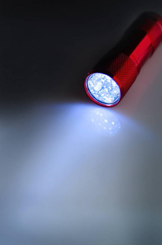 无人,竖图,俯视,室内,特写,夜晚,静物,照明,阴影,光线,影子,灯光,灯,一个,红色,单个,照亮,照明设备,手电筒,电筒,手电,彩图,高角度拍摄