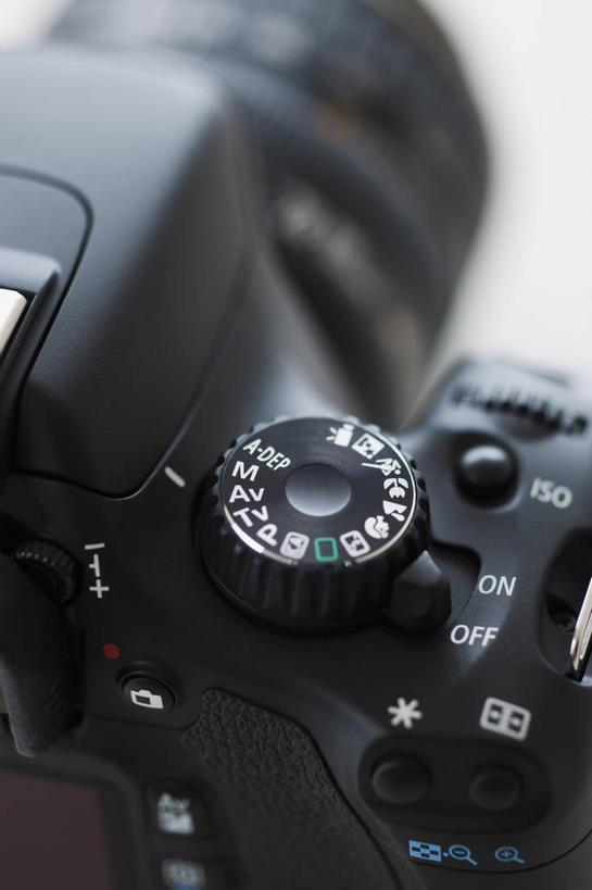 无人,竖图,俯视,室内,特写,白天,白色背景,静物,相机,朦胧,模糊,标志,数字,文字,字符,光圈,设备,标识,一个,拍照,黑色,数码相机,单反,摄影,阿拉伯数字,影棚,单个,单反相机,控制,调整,装置,照相机,彩图,高角度拍摄,影棚拍摄,拍摄,照相