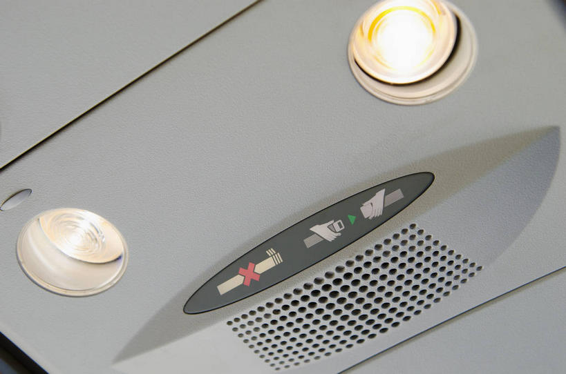 无人,横图,室内,特写,白天,仰视,零件,电路,飞机,静物,照明,关闭,阴影,光线,英文,标志,文字,影子,字符,字母,灯光,交通,警告,航空,标识,顶灯,开关,灯,按钮,灯具,交通工具,打开,警示,运输,一架,英文字母,禁止,照亮,提醒,客机,开启,照明设备,提示,限制,载具,闭合,危险,彩图,低角度拍摄