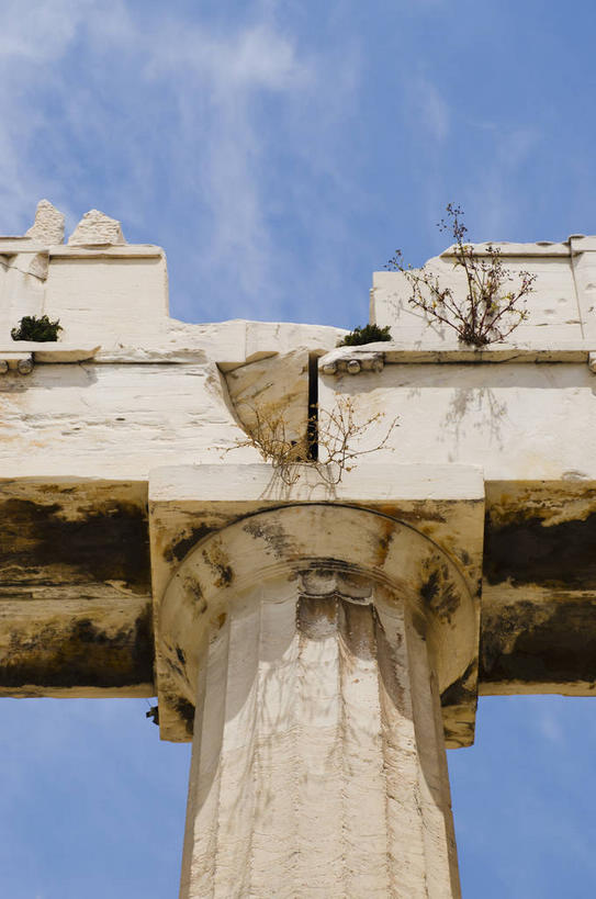 无人,竖图,室外,白天,仰视,旅游,度假,石头,名胜古迹,标志建筑,地标,建筑,希腊,欧洲,阴影,遗迹,光线,石子,影子,柱子,云,云朵,首都,云彩,古迹,文物,娱乐,建设,古建筑,废墟,蓝色,白云,蓝天,天空,阳光,天,享受,休闲,旅游胜地,放松,粗大,晴朗,雄壮,雅典,古文明,雅典卫城,希腊共和国,柱式,石块,岩石,晴空,彩图,低角度拍摄,多立克柱式