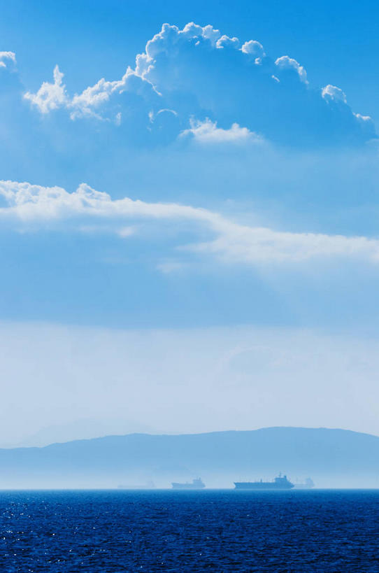 无人,竖图,室外,白天,正面,旅游,度假,海浪,海洋,美景,山,山脉,船,希腊,欧洲,阴影,光线,影子,景观,浪花,山峰,云,云朵,山峦,云彩,娱乐,油轮,蓝色,白云,蓝天,天空,阳光,自然,海水,交通工具,群山,天,驾驶,行驶,享受,休闲,景色,放松,晴朗,操纵,控制,爱琴海,自然风光,载具,海景,操控,希腊共和国,把持,大海,风浪,海,海水的波动,近岸浪,涌浪,晴空,彩图,商船,油船,运输船舶