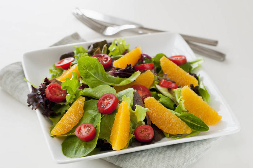 无人,横图,俯视,室内,特写,白天,白色背景,餐桌,桌子,蔬菜,西红柿,小番茄,餐具,水果,阴影,新鲜,反射,叉子,碟子,盘,影子,生菜,莴苣,生食,沙拉,食品,果实,色拉,沙律,食物,两个,盘子,餐巾,碟,摄影,有机食品,绿色食品,影棚,餐台,色拉酱,甜橙,千岛酱,餐叉,春菜,鹅仔菜,莴仔菜,千金菜,叶用莴苣,小西红柿,樱桃小番茄,珍珠小番茄,保洁方巾,口布,进餐用具,橙子,橙,樱桃番茄,圣女果,番茄,彩图,高角度拍摄,影棚拍摄,拍摄,鹄壳,黄橙,黄果,金橙,金环,金球,糖橙,蔬果沙拉