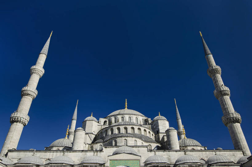 无人,横图,室外,白天,仰视,旅游,度假,名胜古迹,标志建筑,地标,建筑,土耳其,亚洲,阴影,节日,遗迹,光线,影子,墙,首都,古迹,文化,文物,娱乐,建设,古建筑,墙壁,墙面,蓝色,蓝天,天空,阳光,天,祈祷,享受,休闲,健康,旅游胜地,放松,许愿,宗教,信仰,晴朗,纪念,祈求,伊斯兰教,清真寺,西亚,古文明,伊斯坦布尔,万里无云,蓝色清真寺,素檀何密清真寺,苏丹艾哈迈德清真寺,平安,晴空,晴空万里,彩图,低角度拍摄,土耳其共和国