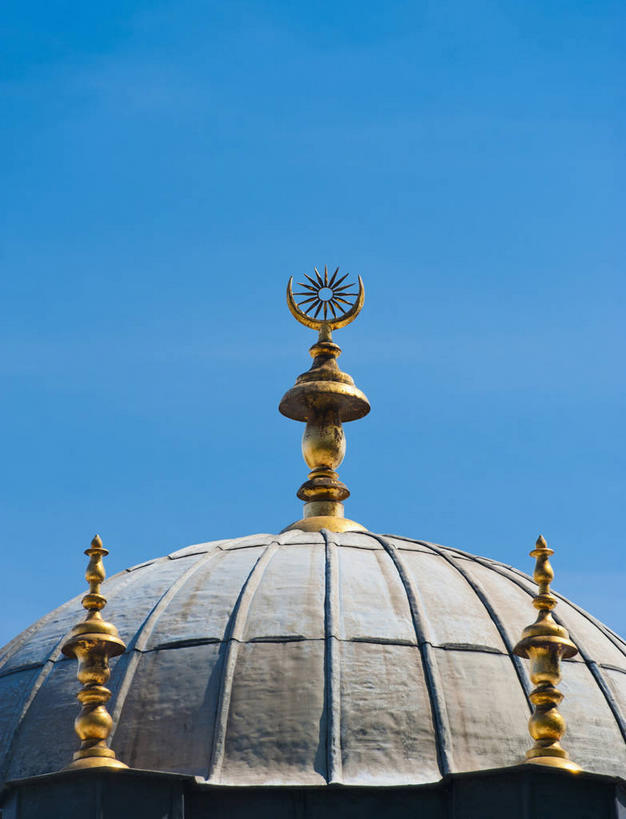 无人,竖图,室外,白天,仰视,旅游,度假,名胜古迹,标志建筑,地标,建筑,土耳其,亚洲,阴影,遗迹,光线,影子,屋顶,月牙,首都,顶棚,古迹,文物,娱乐,建设,古建筑,蓝色,蓝天,天空,阳光,天,享受,休闲,金色,旅游胜地,放松,晴朗,西亚,古文明,伊斯坦布尔,托普卡匹皇宫,万里无云,新月,晴空,晴空万里,彩图,低角度拍摄,土耳其共和国,托普卡帕宫,托普卡帕故宫