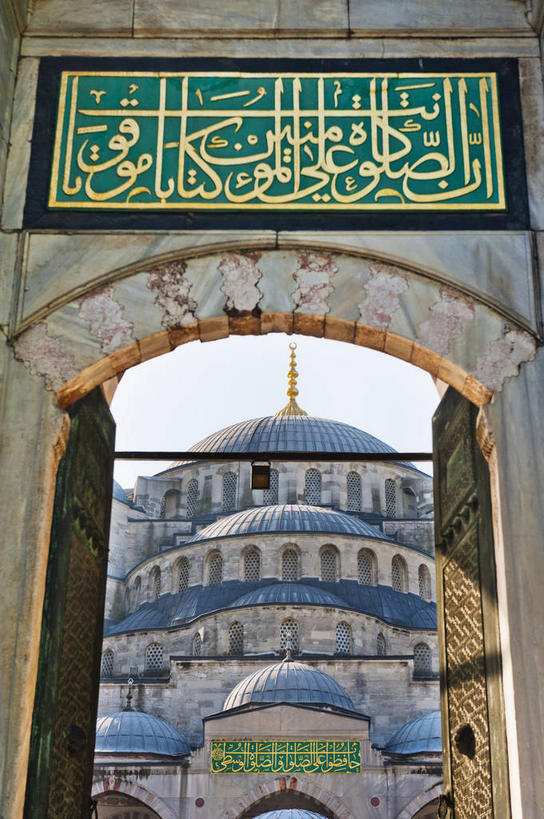 无人,竖图,室外,白天,仰视,旅游,度假,名胜古迹,门,标志建筑,地标,建筑,土耳其,亚洲,节日,遗迹,标志,文字,字符,字母,墙,拱门,首都,古迹,文化,文物,娱乐,标识,建设,古建筑,墙壁,墙面,天空,门框,天,祈祷,享受,休闲,健康,旅游胜地,放松,许愿,宗教,信仰,纪念,祈求,伊斯兰教,清真寺,西亚,古文明,伊斯坦布尔,蓝色清真寺,素檀何密清真寺,苏丹艾哈迈德清真寺,平安,彩图,低角度拍摄,土耳其共和国