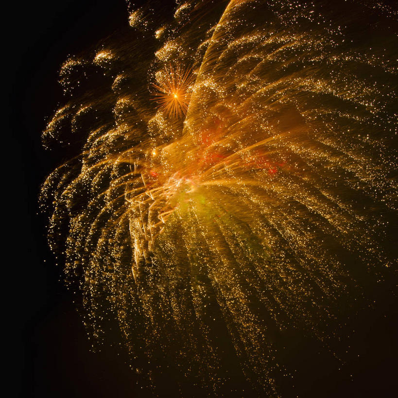 无人,方图,室外,特写,夜晚,仰视,烟火,黑色背景,节日,庆祝,透明,辉煌,文化,黄色,焰火,庆典,灿烂,健康,活泼,纪念,希望,暖色,庆贺,璀璨,祝贺,礼花,光辉,花炮,礼花炮,绚烂,光明,光耀,功名,轻快,烟花,彩图,低角度拍摄