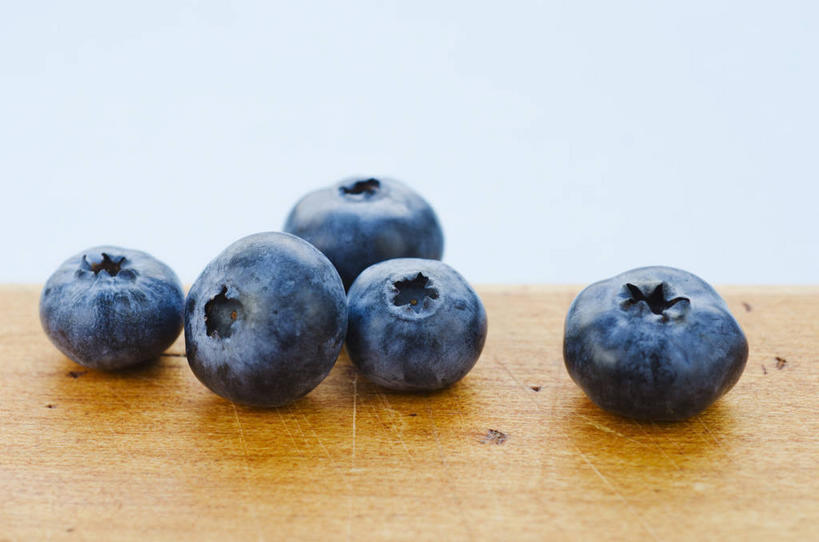 无人,横图,俯视,室内,特写,白天,桌面,桌子,浆果,蓝莓,水果,阴影,新鲜,反射,木制,影子,生食,食品,果实,食物,蓝色,木制品,摄影,有机食品,绿色食品,影棚,五颗,山都柿,蓝浆果,蓝靛果,彩图,高角度拍摄,影棚拍摄,拍摄