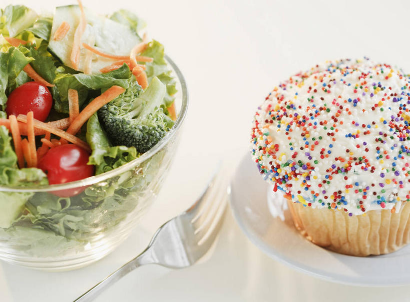 点心,无人,横图,俯视,室内,特写,白天,下午茶,餐桌,桌子,萝卜,胡萝卜,蔬菜,西红柿,小番茄,餐具,玻璃,一把,一堆,许多,阴影,堆叠,堆积,新鲜,装饰,反射,叉子,碟子,盘,影子,花菜,花椰菜,西兰花,生食,蔬菜沙拉,沙拉,食品,色拉,沙律,玻璃制品,食物,糕点,一个,红色,盘子,容器,碟,碗,巧克力,有机食品,绿色食品,单个,餐台,色拉酱,储藏,朱古力,纸托,堆,华丽,修饰,椰菜花,点缀,储存,千岛酱,黄萝卜,番萝卜,餐叉,衬托,美观,雅致,雅观,纸杯蛋糕,七彩米,纸托蛋糕,七彩糖针,巧克力针,朱古力针,蛋糕托,蛋糕托纸,蛋糕纸托,甘蓝花,小西红柿,樱桃小番茄,珍珠小番茄,进餐用具,樱桃番茄,圣女果,红萝卜,甘荀,番茄,彩图,高角度拍摄,丁香萝卜,胡芦菔金,贮存,蛋糕