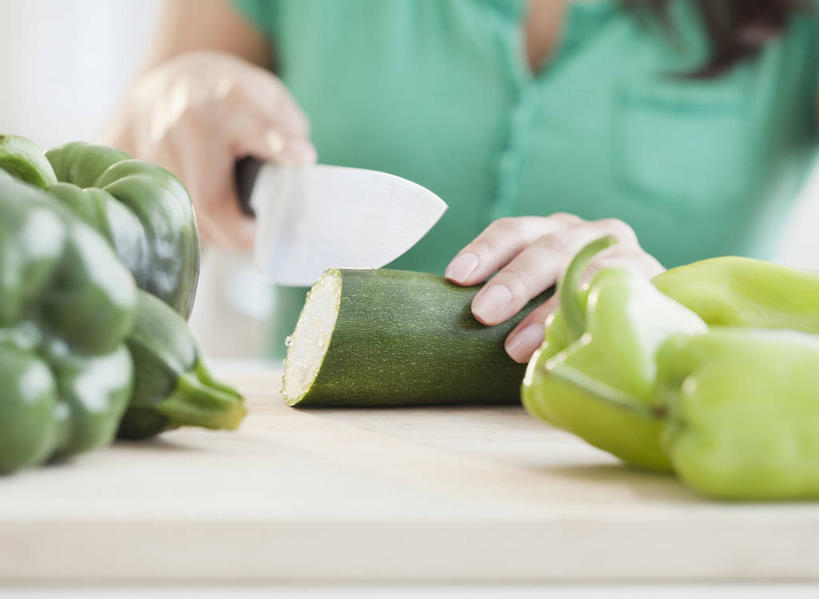 西方人,手,一个人,横图,室内,特写,白天,正面,厨房,桌面,桌子,黄瓜,蔬菜,金属制品,欧洲,欧洲人,双手,仅一个年轻女性,仅一个女性,仅一个人,一把,许多,切开,握,阴影,服装,朦胧,模糊,新鲜,反射,金属,木制,工具,影子,青椒,食品,案板,刀具,休闲装,砧板,食物,衣服,木制品,刀,切,休闲,手部,休闲服,握着,服饰,有机食品,绿色食品,菜刀,剖面,切面,大椒,菜椒,切菜刀,年轻女性,女人,女性,白种人,甜椒,柿子椒,青瓜,胡瓜,灯笼椒,半身,彩图,灶间,厨房料理台,料理台