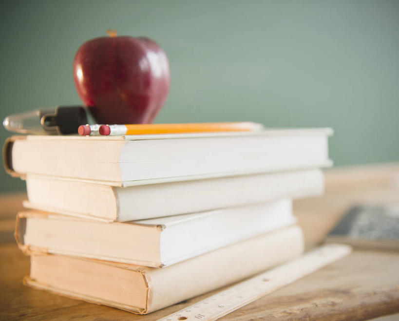 无人,横图,室内,特写,白天,正面,桌面,桌子,苹果,书籍,水果,一堆,阴影,堆叠,堆积,朦胧,模糊,新鲜,反射,笔,影子,生食,食品,果实,办公用品,四本,文具,食物,红色,铅笔,学习用品,红苹果,有机食品,绿色食品,堆,文具用品,一支,书,图书,彩图