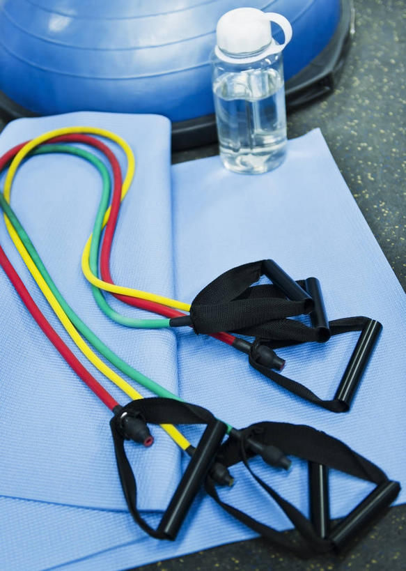 无人,健身房,竖图,俯视,室内,特写,白天,水,阴影,反射,液体,影子,纸,纸张,饮用水,运动器械,玻璃制品,白纸,玻璃瓶,瓶子,矿泉水,健身器械,健身器材,蒸馏水,拉力器,彩图,高角度拍摄,健身馆,运动器材