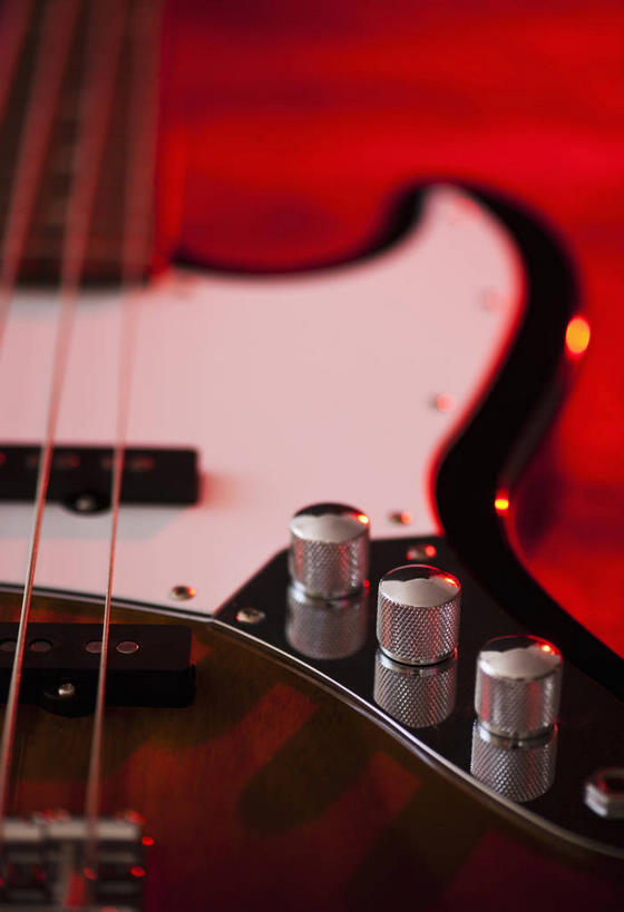 无人,竖图,俯视,室内,特写,白天,零件,电路,静物,一把,关闭,阴影,朦胧,模糊,反射,影子,贝斯,低音吉他,电吉他,乐器,弦乐器,开关,三个,红色,按钮,打开,摄影,影棚,琴弦,开启,弹拨弦鸣乐器,闭合,彩图,高角度拍摄,影棚拍摄,拍摄,电贝斯,弹拨弦乐器