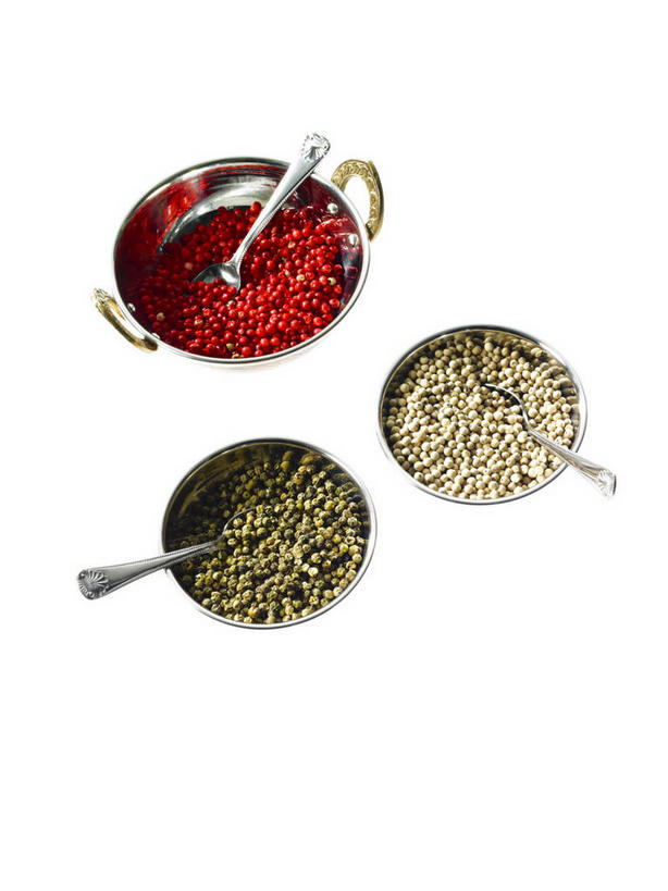 无人,竖图,俯视,室内,特写,白天,白色背景,植物,金属制品,阴影,反射,金属,粉末,影子,勺子,调味,香料,佐料,草药,药草,胡椒粉,中药,三个,容器,调羹,汤匙,碗,粉,摄影,影棚,储藏,辣椒粉,小豆蔻,配料,储存,药材,中草药,中药材,本草,作料,粉状,消食,三角豆蔻,印度豆蔻,彩图,高角度拍摄,影棚拍摄,拍摄,古月粉,贮存