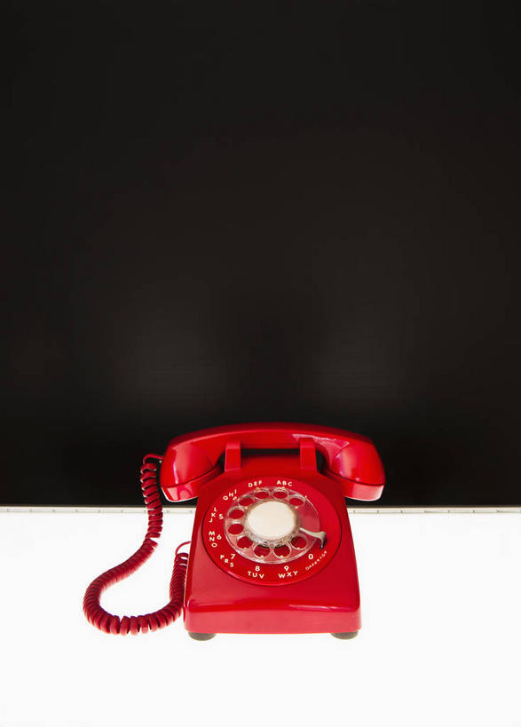 无人,打电话,竖图,室内,特写,白天,正面,静物,电话,阴影,黑色背景,反射,影子,通讯设备,一个,红色,话筒,电话线,摄影,影棚,单个,交流,老式电话,电话机,沟通,通话,彩图,影棚拍摄,拍摄,旋转号盘电话机