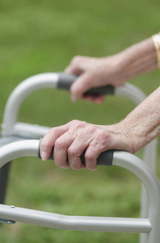 西方人,手,一个人,竖图,俯视,室外,特写,白天,草地,草坪,植物,欧洲,欧洲人,双手,仅一个女性,仅一个人,握,朦胧,模糊,工具,草,绿色,手部,器械,握着,仅一个老年女性,拐杖,医疗器械,助行器,辅助设备,老年女性,女人,女性,白种人,半身,彩图,高角度拍摄,四脚拐杖,助步器