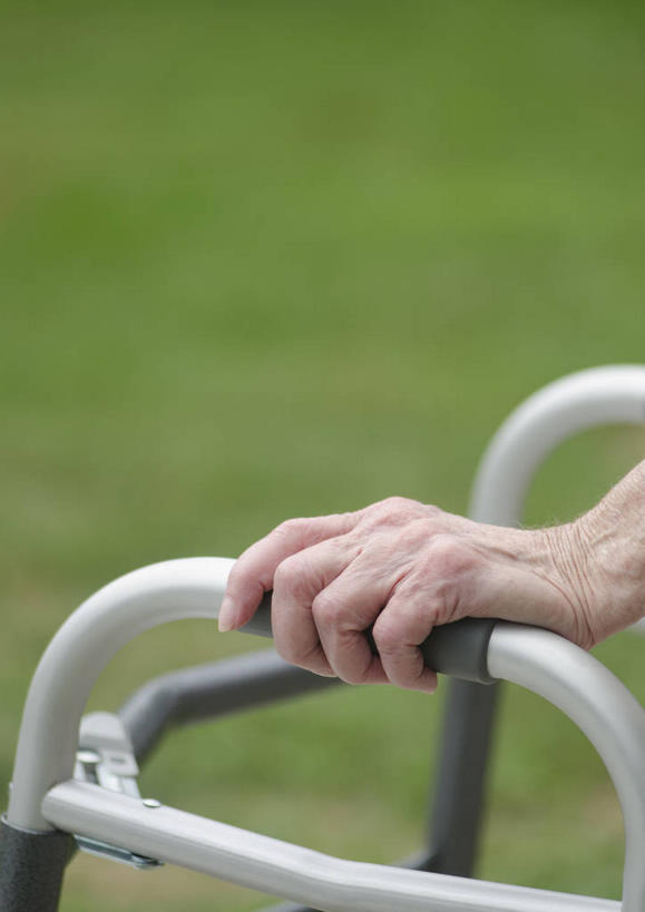 西方人,手,一个人,竖图,俯视,室外,特写,白天,草地,草坪,植物,欧洲,欧洲人,仅一个女性,仅一个人,握,朦胧,模糊,工具,草,绿色,手部,器械,握着,仅一个老年女性,拐杖,单手,医疗器械,助行器,辅助设备,老年女性,女人,女性,白种人,半身,彩图,高角度拍摄,四脚拐杖,助步器