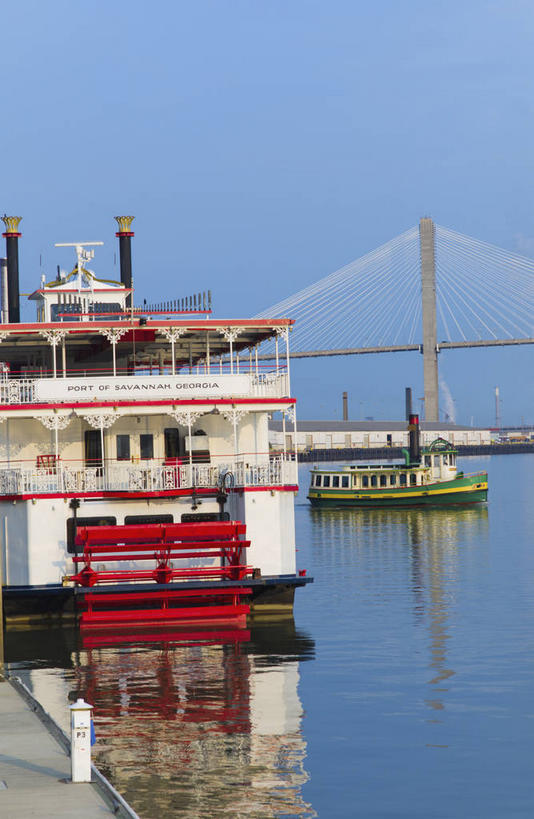 无人,竖图,室外,白天,正面,度假,河流,美景,水,城市风光,城市,大桥,立交桥,桥梁,船,美国,阴影,光线,影子,河水,景观,水流,高架,斜拉桥,桥,娱乐,游轮,游船,蓝色,倒影,蓝天,天空,阳光,交通工具,天,享受,休闲,景色,放松,晴朗,倒映,北美,北美洲,载具,美洲,佐治亚州,万里无云,萨凡纳,佐治亚,乔治亚州,南方帝国州,北亚美利加洲,亚美利加洲,旅游船,萨瓦纳,萨王纳,反照,晴空,晴空万里,彩图