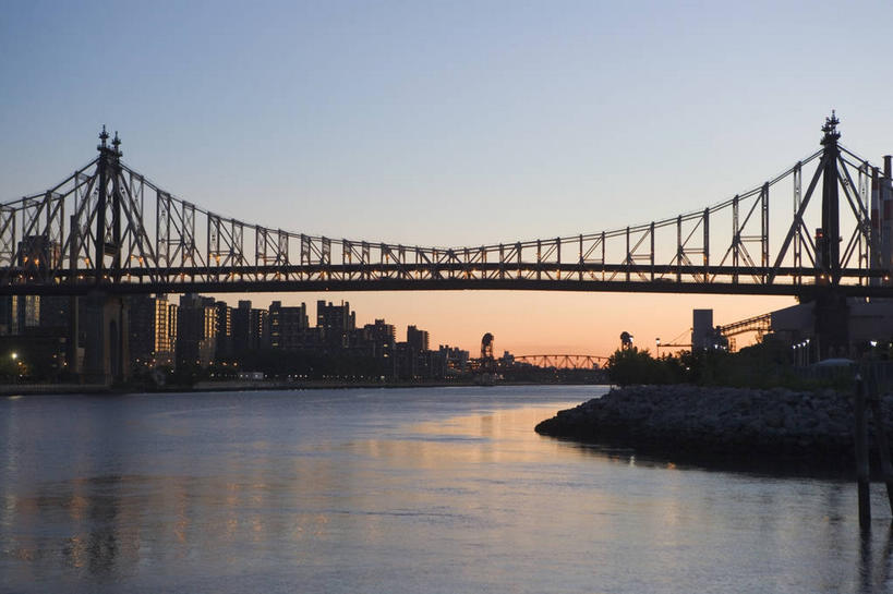 无人,高楼大厦,横图,全景,室外,白天,正面,度假,办公楼,河流,美景,日落,水,天际线,植物,城市风光,城市,大厦,建筑,摩天大楼,写字楼,纽约,美国,阴影,光线,影子,河水,景观,水流,晚霞,霞光,落日,桥,背光,娱乐,树,树木,绿色,倒影,天空,阳光,自然,黄昏,楼宇,天,享受,休闲,商务楼,景色,彩霞,放松,吊桥,生长,成长,人行桥,悬索桥,倒映,北美洲,美洲,吊杆,逆光,纽约州,帝国之州,帝国州,北亚美利加洲,亚美利加洲,夕照,反照,锚锭,悬索,薄暮,皇后郡,皇后区,夕阳,彩图,傍晚,大楼,高层建筑,高楼,摩天楼,59街桥,第59街大桥,第五十九街大桥,皇后大桥,皇后区大桥,五十九街桥,斜阳