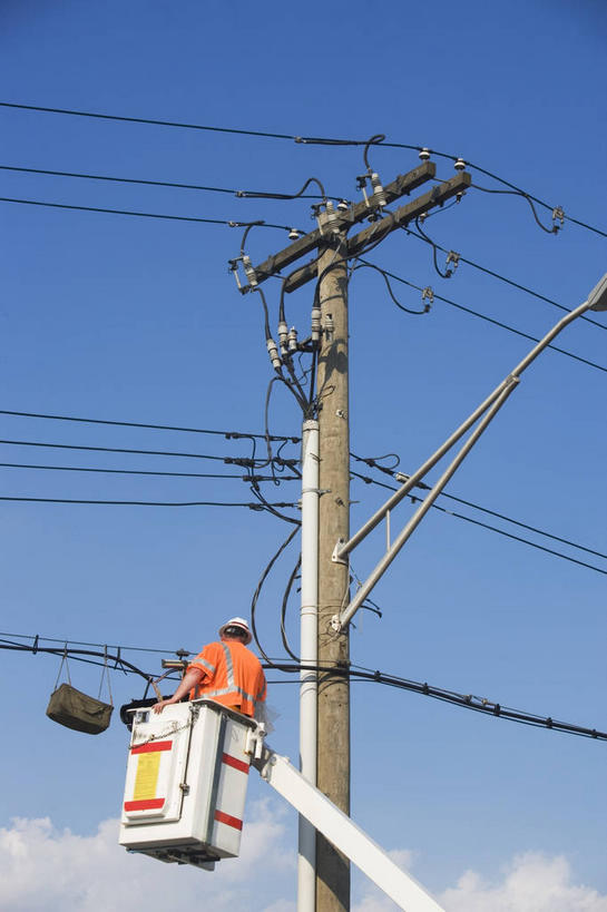 西方人,一个人,电工,站,竖图,室外,白天,仰视,工作服,制服,城市,帽子,欧洲,纽约,美国,欧洲人,仅一个男性,仅一个人,阴影,电力,光线,电线,电线杆,头盔,线,影子,云,云朵,曼哈顿,电能,线路,云彩,注视,仅一个年轻男性,蓝色,白云,蓝天,天空,阳光,安全帽,天,观察,看,站着,晴朗,观看,修理,电,电源,察看,北美,北美洲,关注,美洲,能量,纽约州,帝国之州,帝国州,北亚美利加洲,亚美利加洲,工作制服,补缀,男人,男性,年轻男性,白种人,晴空,站立,彩图,低角度拍摄,全身,工作套服,曼哈顿岛