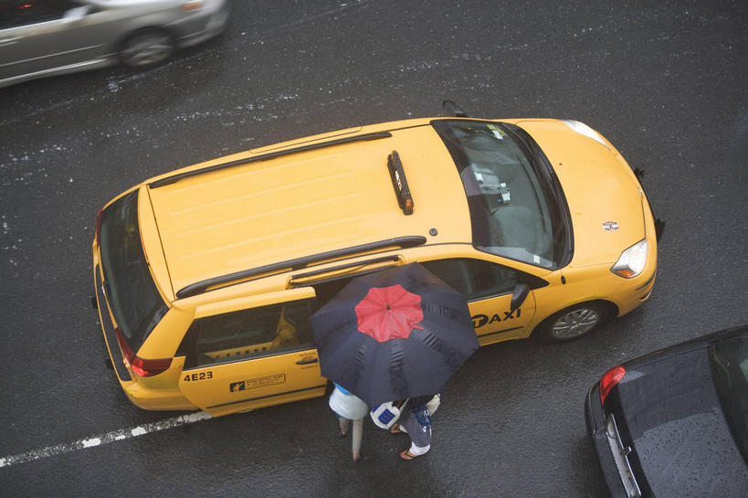 西方人,两个人,站,横图,俯视,室外,白天,雨,暴雨,大雨,道路,路,公路,出租车,汽车,欧洲,欧洲人,乘客,握,服装,伞,雨伞,遮阳伞,分界线,停车线,交通,拿,拿着,休闲装,阳伞,车,衣服,交通工具,轿车,站着,休闲,休闲服,握着,服饰,车行道,车行道分界线,细雨,太阳伞,载具,的士,标线,计程车,车行线,搭客,男人,男性,年轻男性,年轻女性,女人,女性,白种人,小雨,马路,站立,彩图,高角度拍摄,全身