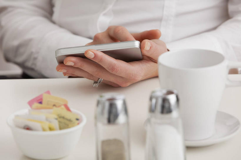 西方人,手,一个人,餐厅,坐,摸,横图,俯视,室内,特写,白天,衬衫,爱情,电脑,笔记本电脑,餐桌,桌子,杯子,餐具,欧洲,欧洲人,双手,仅一个年轻女性,仅一个女性,仅一个人,抚摸,握,阴影,服装,反射,网络,瓷器,碟子,盘,影子,陶瓷,调料,调味,香料,盐,佐料,咖啡杯,陶瓷制品,黑胡椒,调味品,浪漫,拿,调味料,拿着,通讯设备,食盐,玻璃制品,装饰品,衣服,盘子,玻璃瓶,戒指,瓶子,容器,饰品,首饰,碟,碗,手部,恩爱,握着,服饰,餐台,储藏,信物,配料,无线,权利,衣着,储存,穿着,瓷杯,通信设备,无线网络,无线上网,便携式电脑,平板电脑,作料,手饰,衣饰,手提电脑,年轻女性,女人,女性,白种人,胡椒,触摸,接触,坐着,半身,彩图,高角度拍摄,衬衣,餐馆,饭店,饭馆,贮存