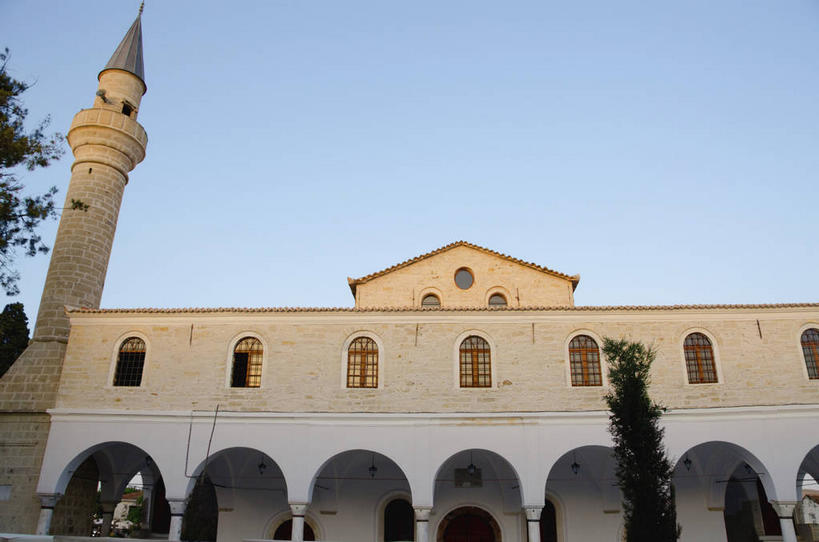 无人,横图,室外,白天,仰视,旅游,度假,植物,窗户,门,标志建筑,地标,建筑,土耳其,亚洲,一排,阴影,节日,整齐,光线,影子,墙,拱门,文化,娱乐,建设,玻璃窗,墙壁,墙面,树,树木,排列,蓝色,绿色,蓝天,天空,阳光,自然,门框,天,祈祷,享受,休闲,健康,旅游胜地,放松,许愿,宗教,信仰,生长,晴朗,成长,纪念,祈求,伊斯兰教,队列,清真寺,西亚,万里无云,首府,伊兹密尔,伊兹密尔省,平安,晴空,晴空万里,彩图,低角度拍摄,阿拉恰特,土耳其共和国