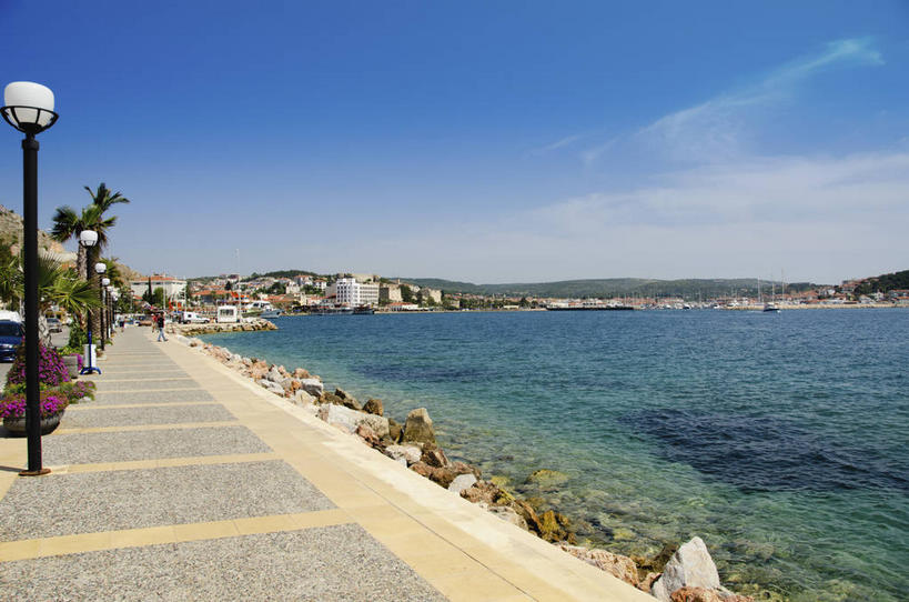 无人,码头,横图,室外,白天,正面,旅游,度假,海浪,海洋,美景,植物,港口,路灯,照明,土耳其,亚洲,阴影,光线,影子,景观,浪花,灯光,娱乐,灯,树,树木,蓝色,绿色,蓝天,天空,阳光,自然,海水,天,享受,休闲,景色,放松,生长,晴朗,成长,照亮,照明设备,自然风光,西亚,海景,万里无云,首府,伊兹密尔,伊兹密尔省,大海,风浪,海,海水的波动,近岸浪,涌浪,晴空,晴空万里,彩图,摆渡口,埠头,渡口,渡头,港湾,海港,货运码头,口岸,商港,切什梅,土耳其共和国