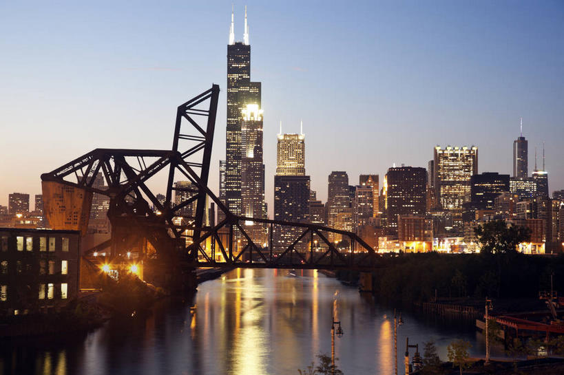 无人,高楼大厦,横图,全景,室外,白天,正面,度假,河流,美景,水,天际线,城市风光,城市,大桥,大厦,建筑,立交桥,路灯,摩天大楼,桥梁,照明,美国,阴影,波纹,光线,影子,河水,景观,水流,落日,高架,斜拉桥,桥,灯光,涟漪,娱乐,建设,灯,蓝色,蓝天,水纹,天空,波浪,天,享受,休闲,景色,放松,晴朗,照亮,北美,北美洲,照明设备,美洲,伊利诺斯州,芝加哥,万里无云,世界屠猪城,巨肩之城,劳动之城,伊利诺伊,伊利诺伊州,伊利诺州,水晕,芝加哥市,芝城,林肯之地,北亚美利加洲,亚美利加洲,芝加哥河,夕照,晴空,晴空万里,夕阳,彩图,大楼,高层建筑,高楼,摩天楼,美利坚合众国,斜阳